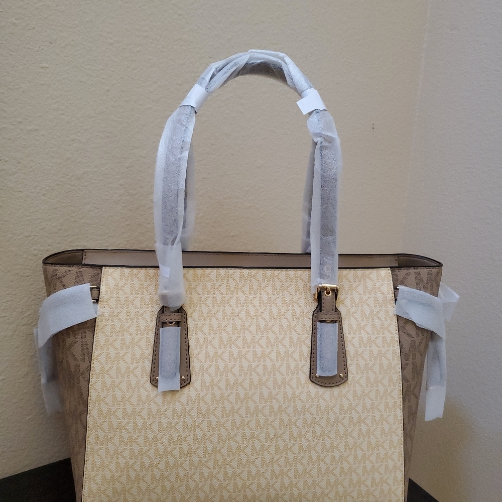 Michael kors Voyager Signature Logo Large Tote - Picture 9 of 12